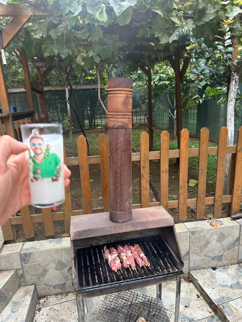 ofisin bahçesinde mangal rakı etler rakılar benden😊
