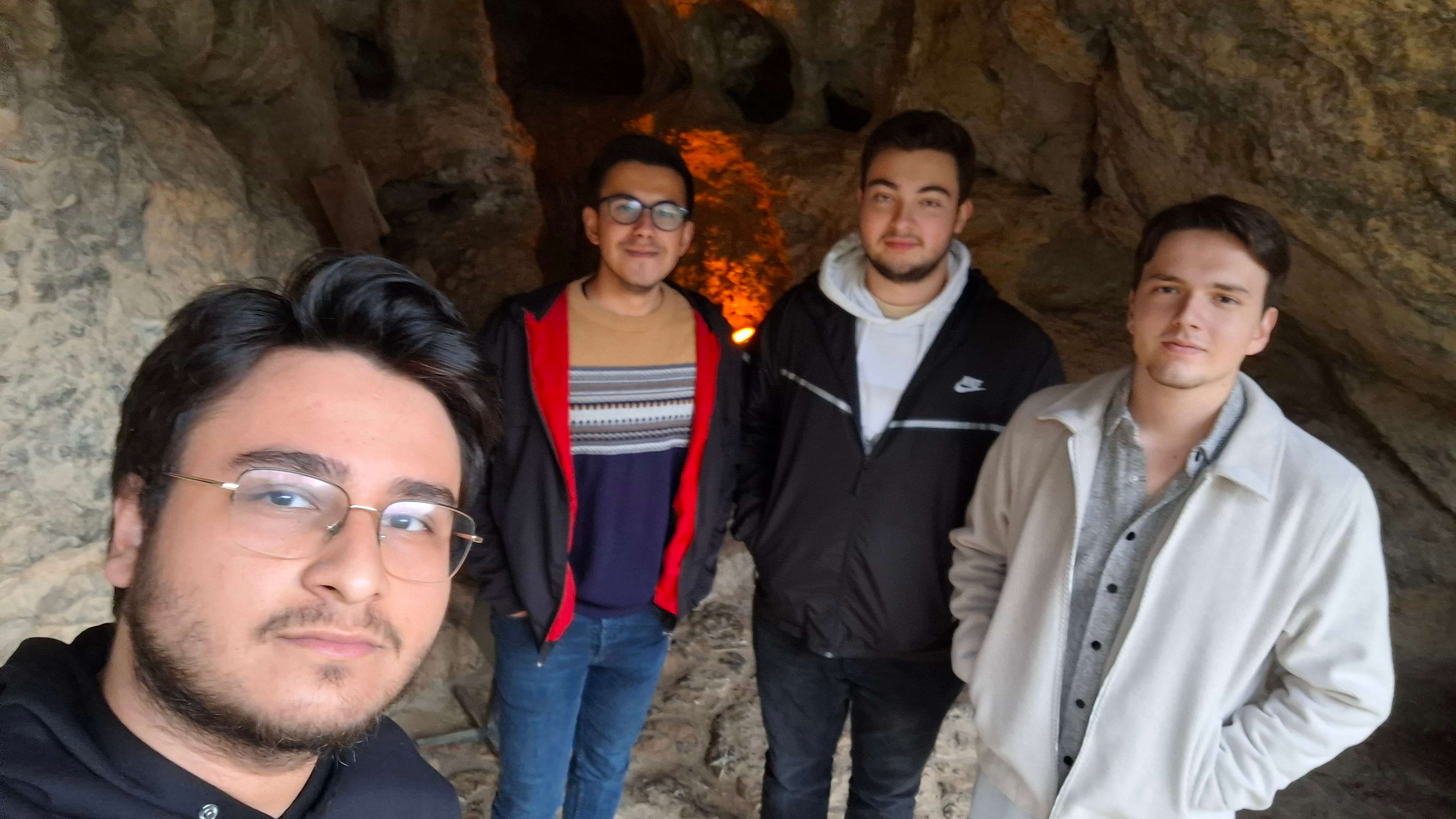 Mencilis mağarasındayız gelen gelsin.