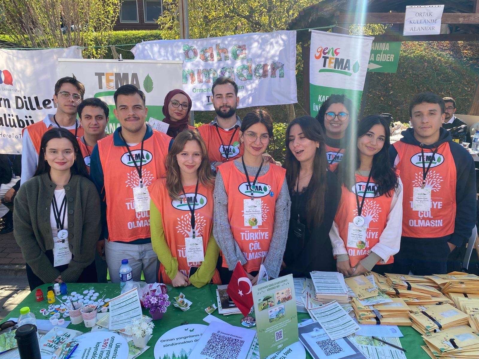 KBÜ FEST şenliğinde Karabük Genç TEMA olarak katıldık. Festivalde standımıza uğrayanlara vakfımızdan ve topluluğumuzdan bahsettik. Gönüllülerimizle geri dönüştürülmüş rozet boyadık ve çok eğlendik.